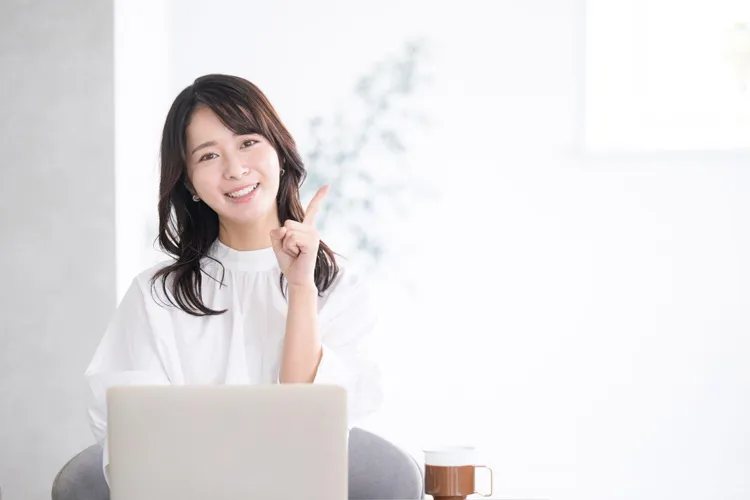 観光タクシー選びのポイントを教える女性