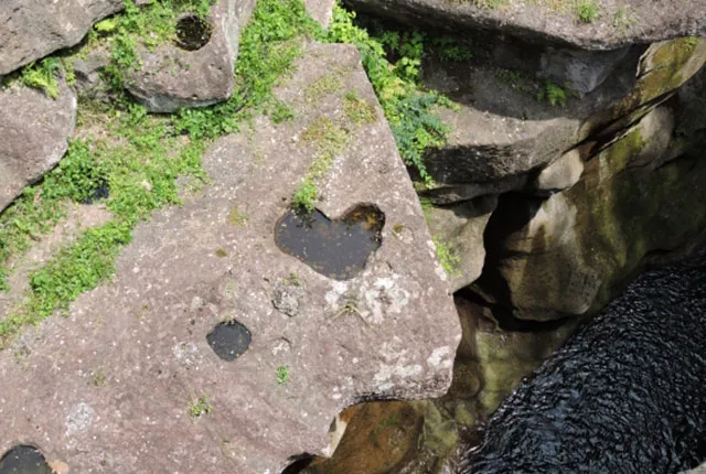 ハートの形をした岩穴
