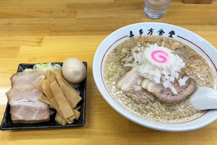 浅草「喜多方食堂」の背脂ラーメンとチャーシュー・味玉のセット