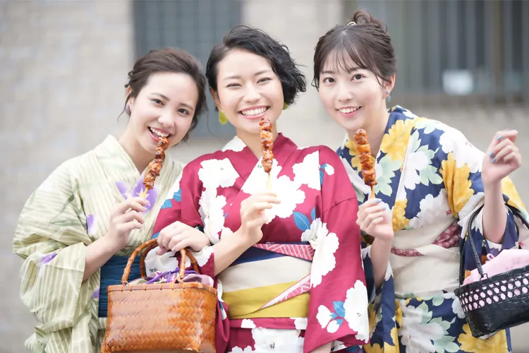 三人の浴衣の女性