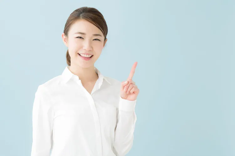 ヒントを教える女性