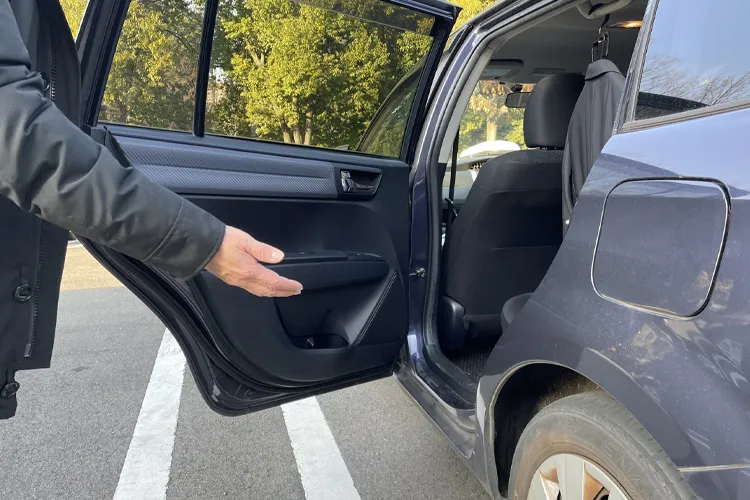タクシーのドアを開けるドライバー