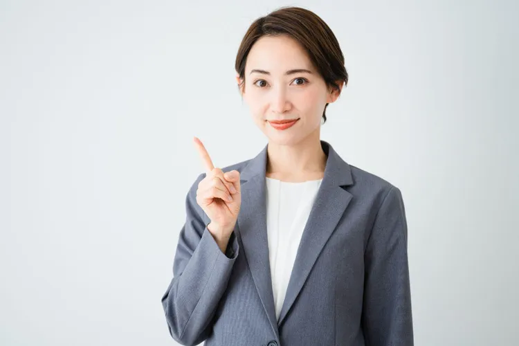 注意点を教える女性