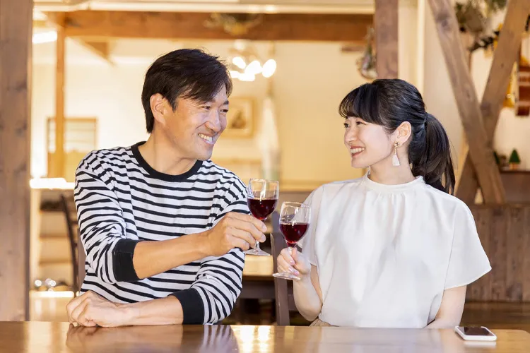 ワインで乾杯するカップル