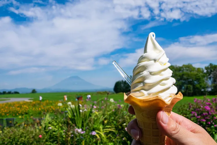 ソフトクリームと北海道の青空