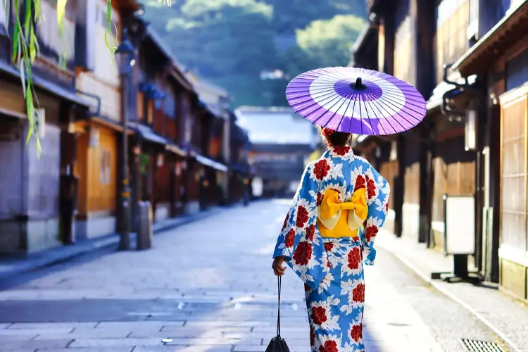 ひがし茶屋街を歩く着物の女性