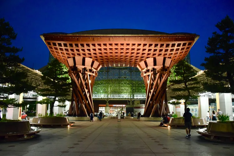 夜のJR金沢駅
