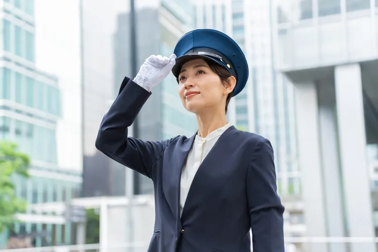 女性タクシードライバー