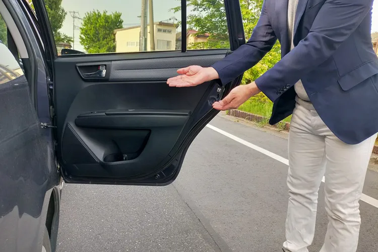 エスコートするタクシードライバー