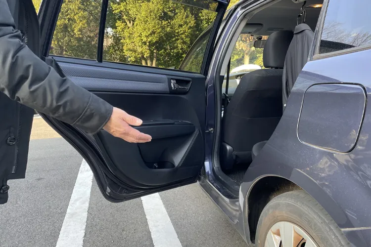 ドアを開けるタクシードライバー