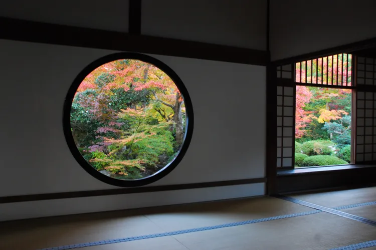 京都 源光庵の悟りの窓と迷いの窓から眺める紅葉の庭園