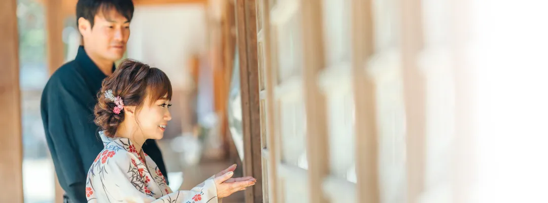 京都の神社で着物姿の参拝者が参拝している様子