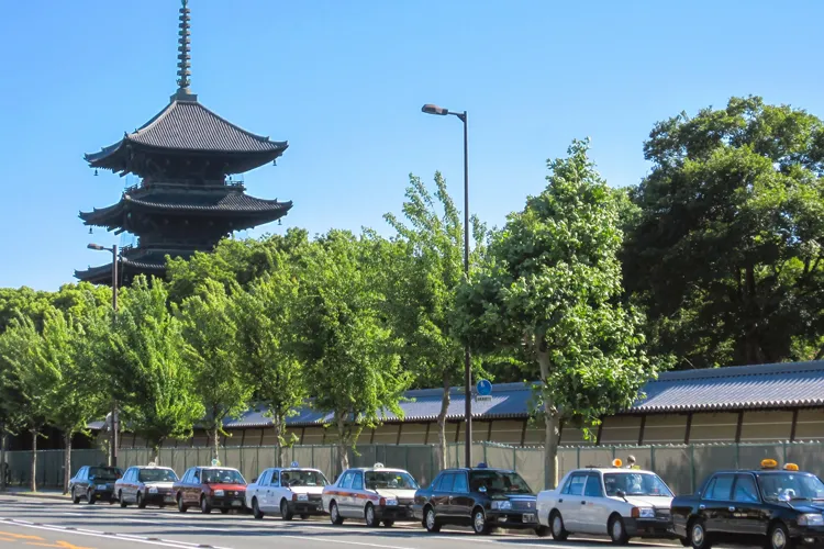 京都 東寺の五重塔と並ぶタクシー