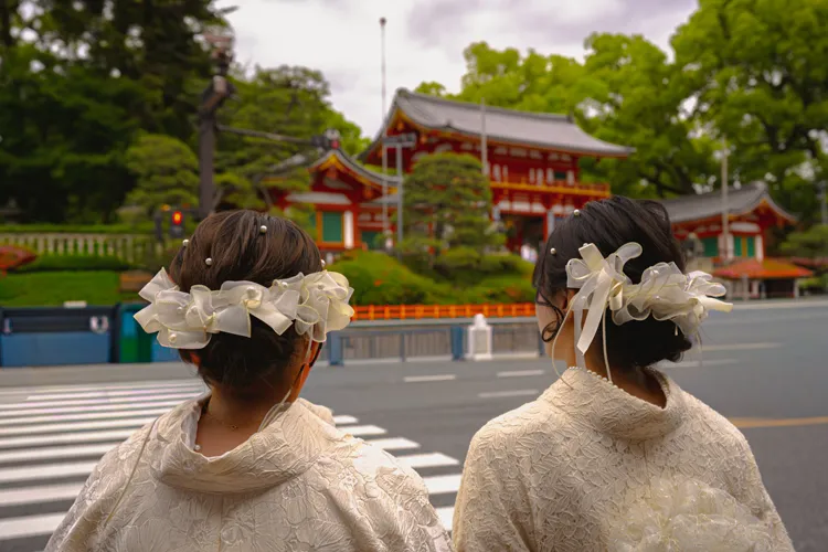 京都 八坂神社前を歩く観光客