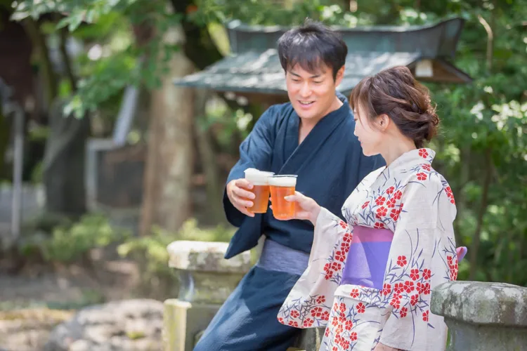 浴衣でビールを乾杯
