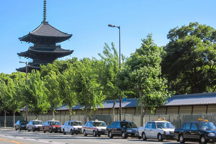 寺院の前のタクシーの車列