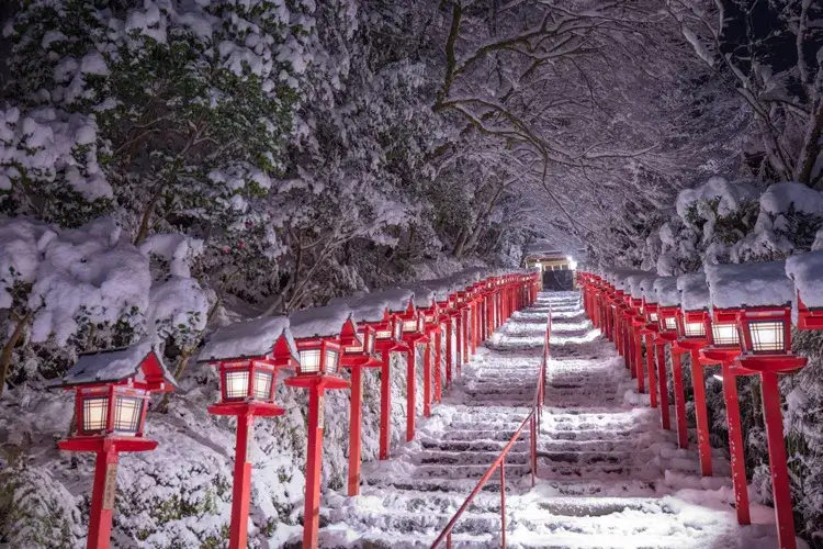 雪が積もる貴船神社