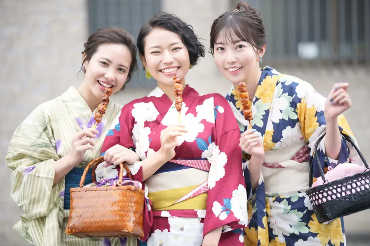 3人の浴衣の女性