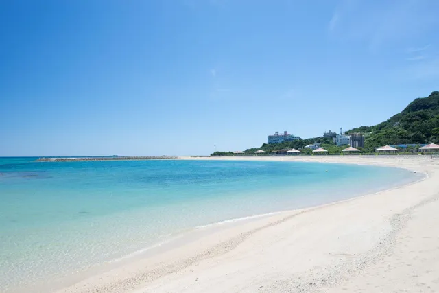 透明度の高い海が広がるあざまサンサンビーチ