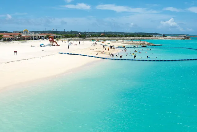 エメラルドグリーンの海と壁画が人気の美々ビーチいとまん