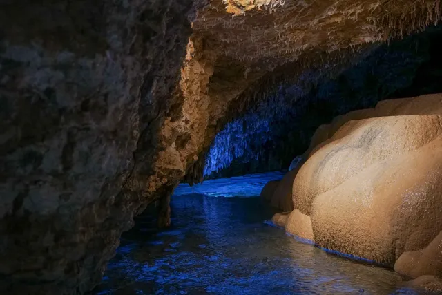 沖縄ワールド玉泉洞の青くライトアップされた鍾乳洞