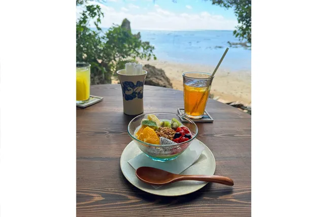 海を眺めながら過ごせる浜辺の茶屋