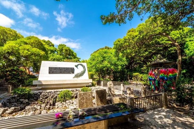 ひめゆり学徒の歴史を伝えるひめゆりの塔