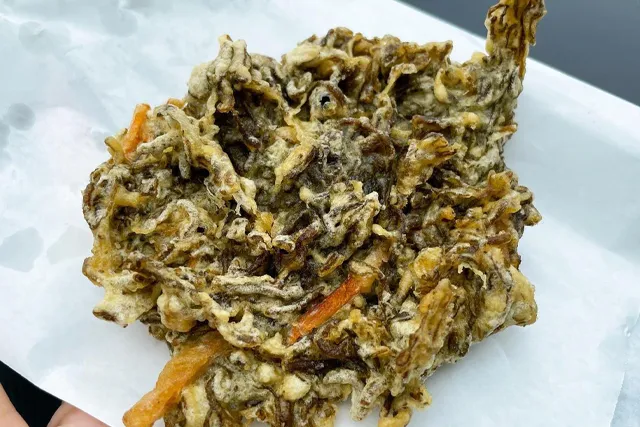 奥武島の人気店中本鮮魚店の沖縄天ぷら