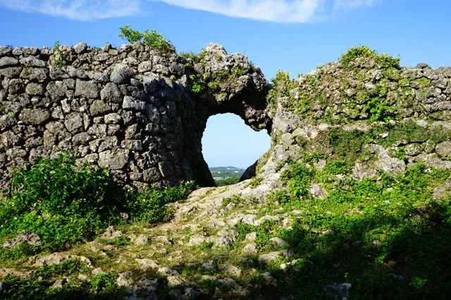 自然岩の穴から青空が見える玉城城跡