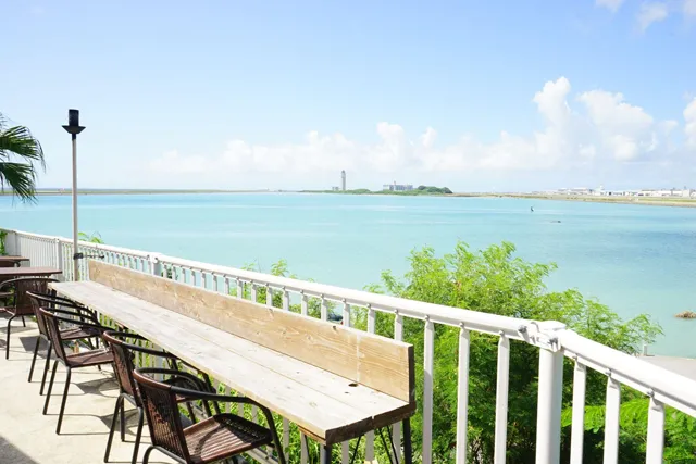 沖縄・瀬長島のウミカジテラスから見た海の景色