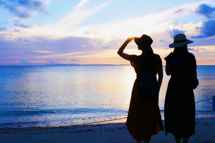 沖縄のビーチに立つ二人の女性