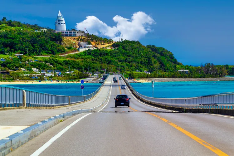 沖縄の島へ向かう道路
