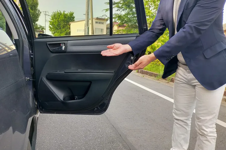 エスコートするタクシードライバー
