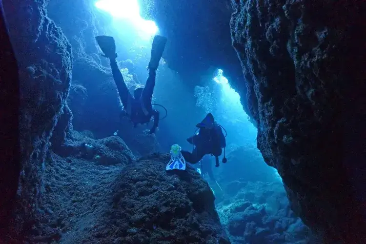 沖縄の海でスキューバダイビング