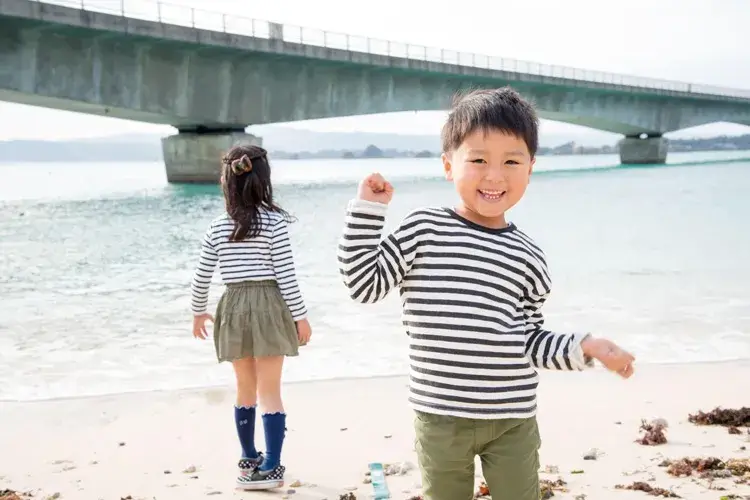 沖縄のビーチで遊ぶ子供