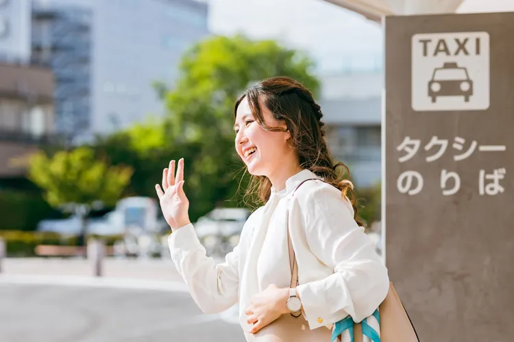 タクシーを待つ女性