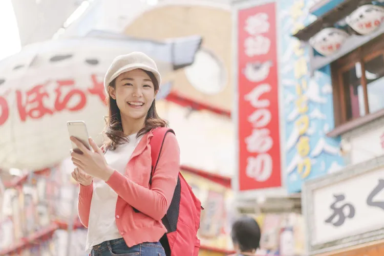 道頓堀観光をする女性