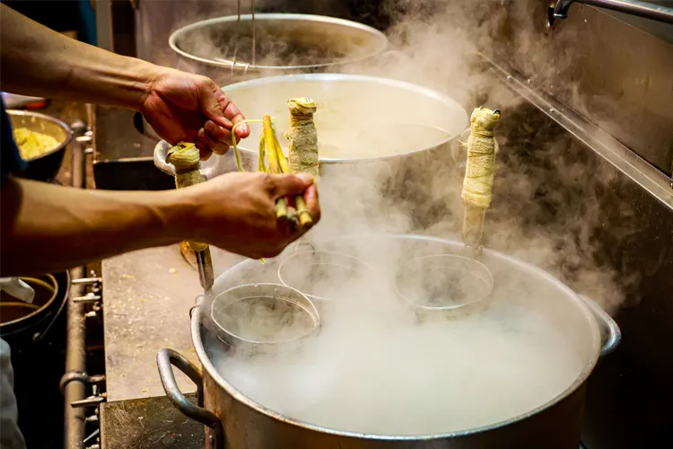 ラーメン店の厨房で背脂ラーメンを調理している様子