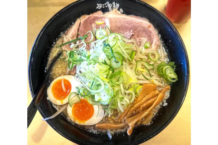 背脂チャッチャ系ラーメンの人気店「ごっつ」のラーメン