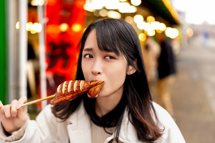 イカ焼きを食べる女性