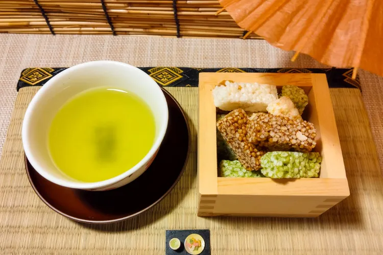 煎茶と雷おこし