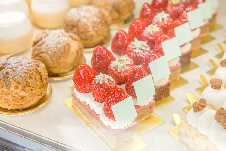 ショーケースに並ぶケーキ