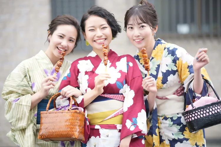 塗れせんべいを食べる三人の女性