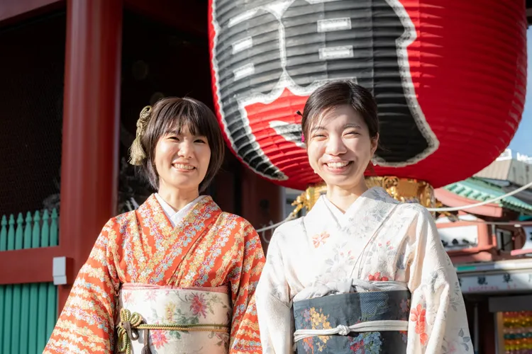 雷門の前で写真を撮る二人の女性