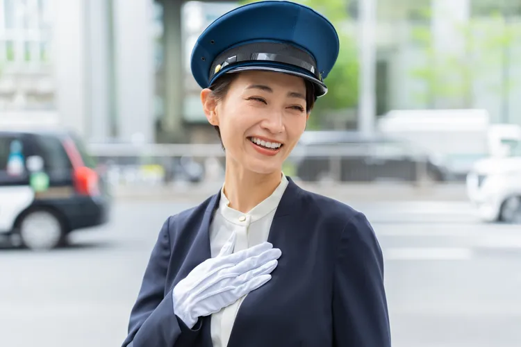 女性タクシードライバー