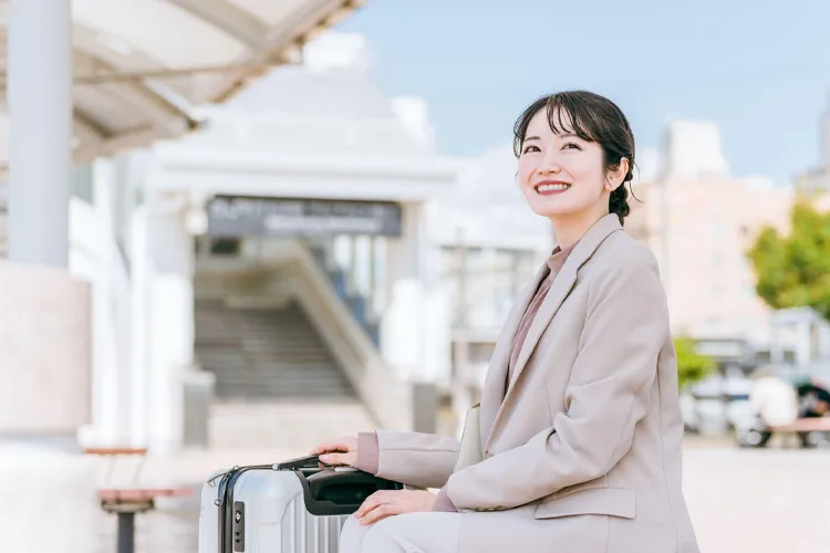 タクシーを待つ女性
