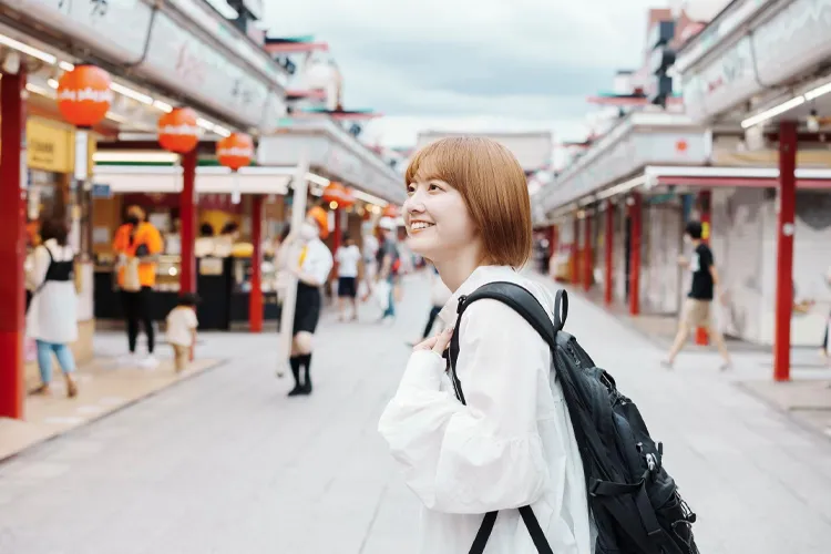 浅草を観光する女性