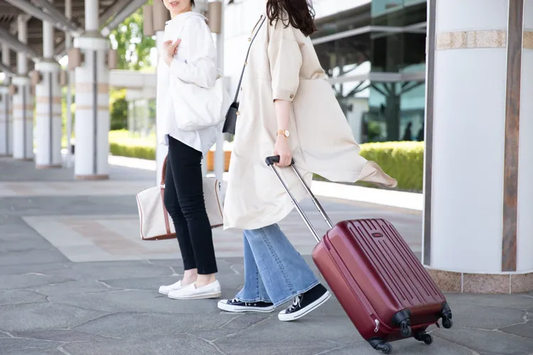 スーツケースを引く女性
