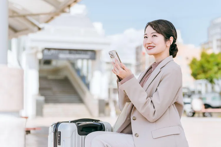タクシーを待つ女性