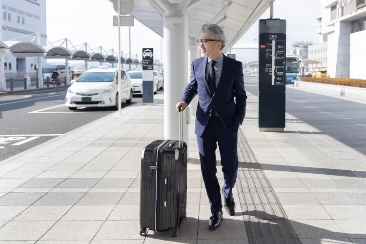 空港に到着したビジネスマン